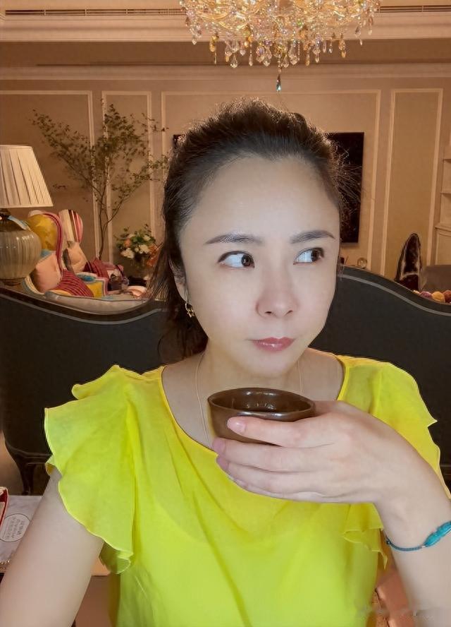 19岁爱上“老渣男”,同居7年被抛弃,如今43岁脸肿发福似蔡明!