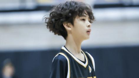 孙俪陪儿子打篮球！13岁等等眉清目秀超帅，奈何身高仍不足1米6