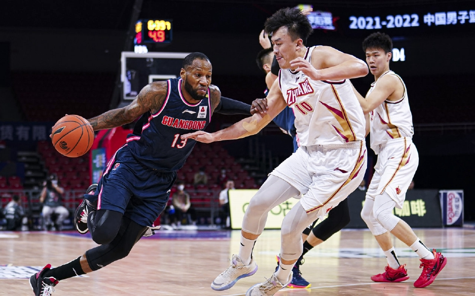 郭艾伦|建议严惩，裁判遭受巨大争议，郭艾伦罕见发怒