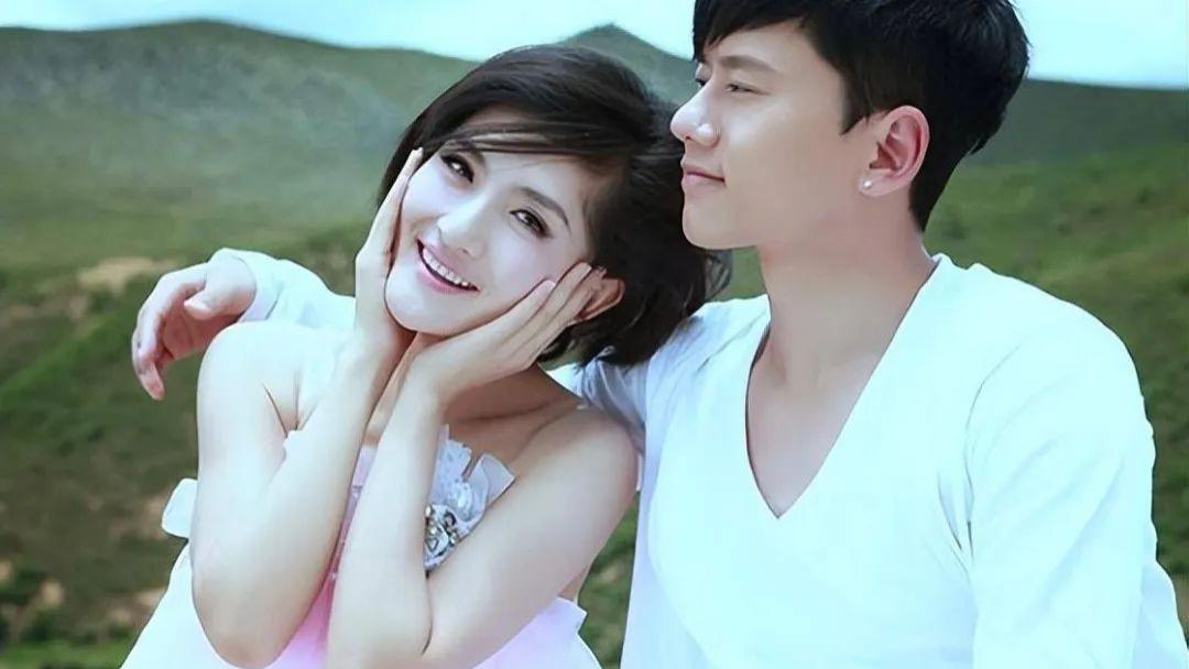 张杰带三个女儿去游乐场玩耍，牵着女儿上车，不愧是“贴心奶爸”