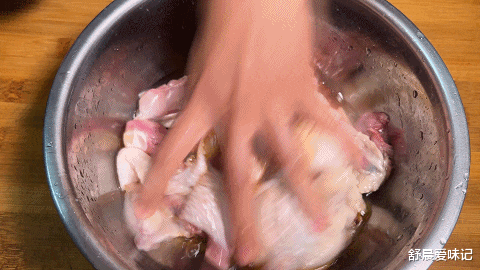 木耳|20元一份的砂锅鸡在家自己做,色泽红润看着有食欲,软烂易脱骨