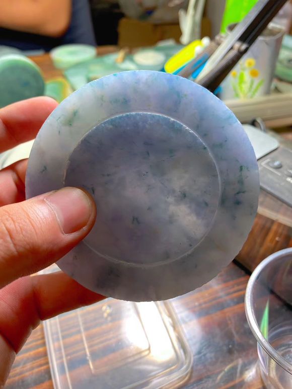 紫罗兰带飘花的原石,切出一条冰紫飘花手镯