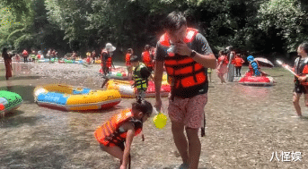 何洁一家五口贵州游玩,腿又粗又黑不像90多斤,仨儿女颜值差距大