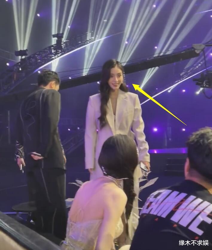 Angelababy亮相战至巅峰,一身行头达180万,高定礼裙被嘲太尴尬