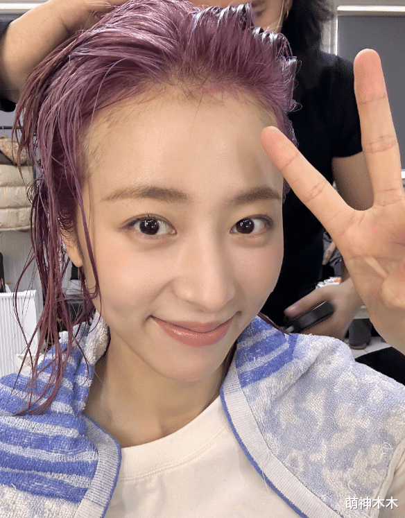 李亚鹏 明星年前都在干嘛？江疏影晒美甲周雨彤染发，李亚鹏一家逛超市
