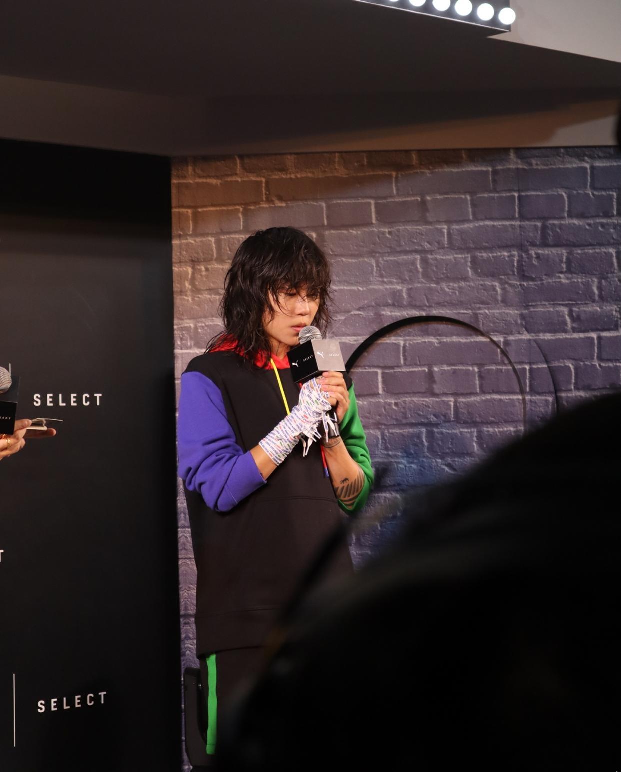 窦靖童认真打扮美出圈了!粉衣流苏裤靓丽酷飒,比妈妈王菲还有范