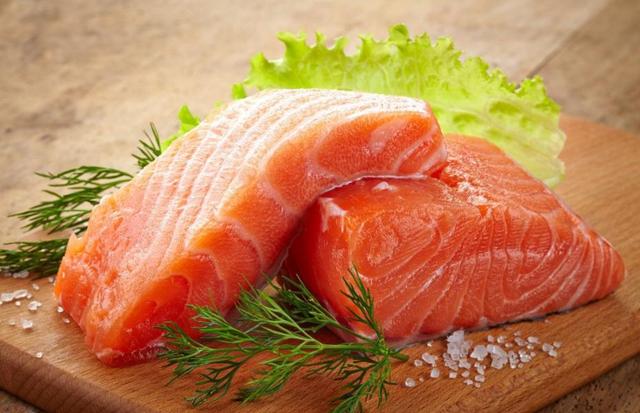 女性绝经后，会“断崖式”衰老吗？医生：4物要舍得吃，或有帮助