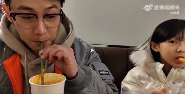 陆毅|47岁陆毅还有少年感!带女儿吃饭亲自喂饮料,贝儿比妹妹漂亮太多