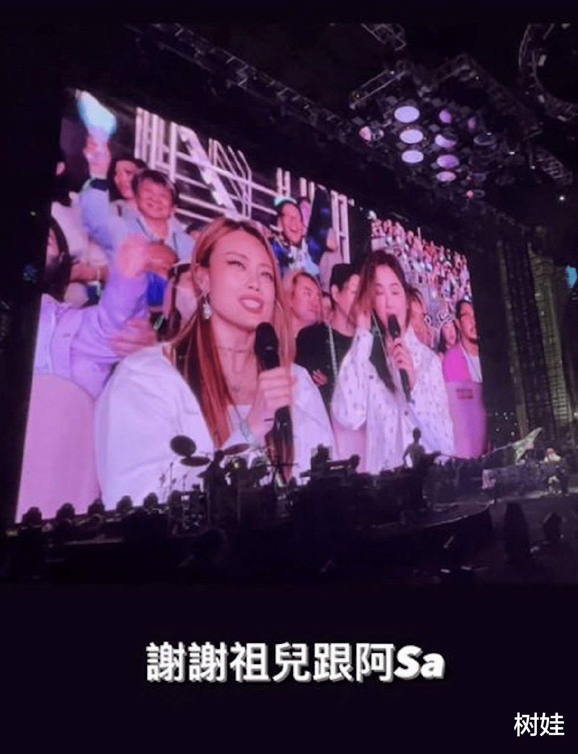 周杰伦|郑裕彤长孙现身周杰伦演唱会,两人现场合唱好惊喜,窦骁在旁助兴