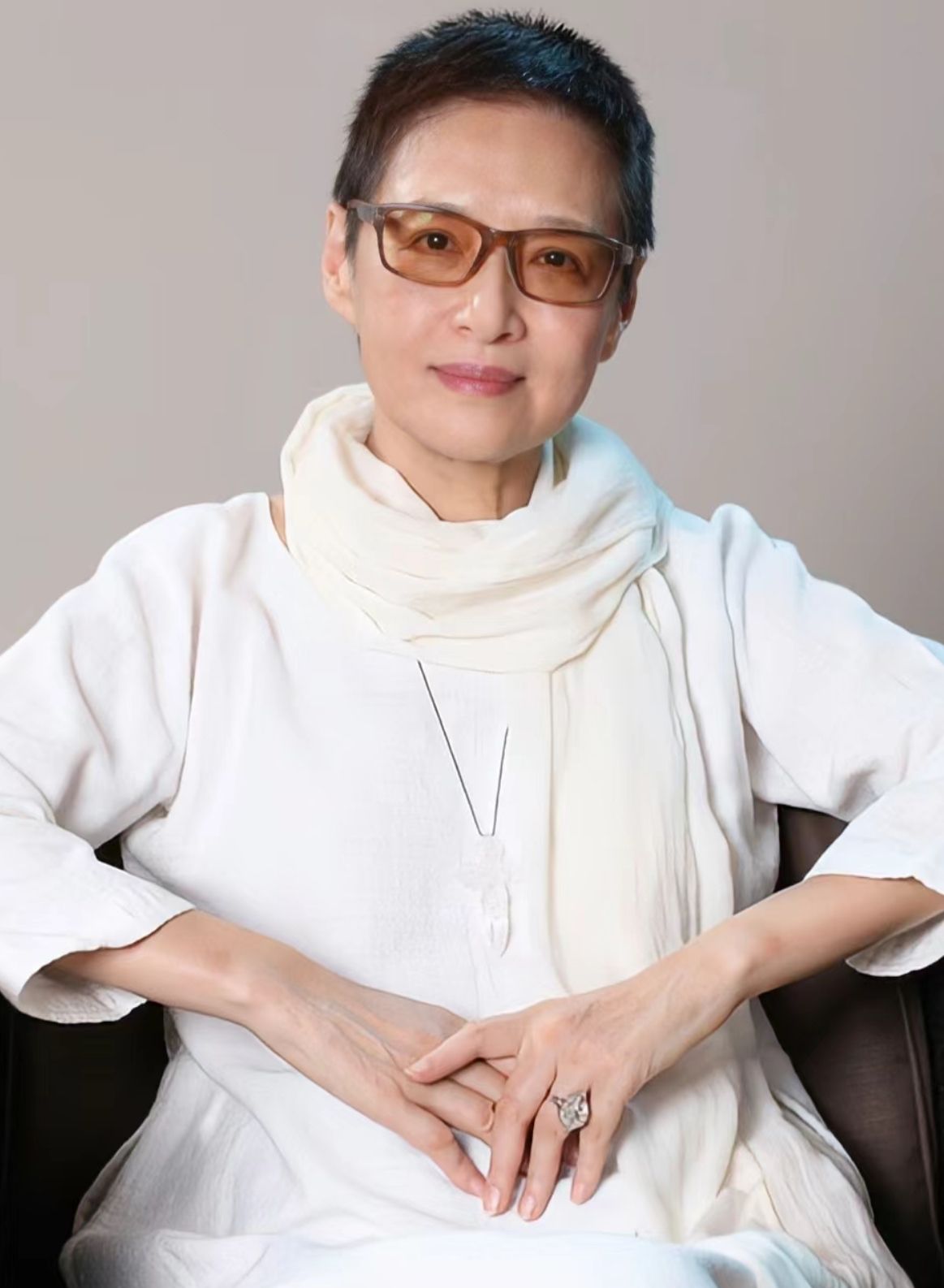 70岁胡因梦亲身示范:女人上了年纪留短发,穿新中式,老了也优雅 发型