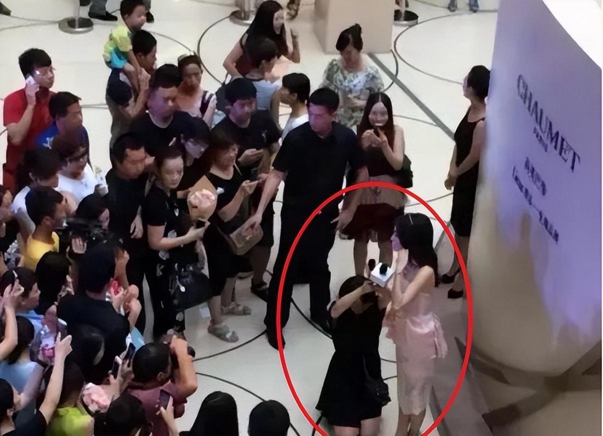 明星|表面是明星背后装皇帝,员工跪地帮其穿鞋,区区艺人这么威风?