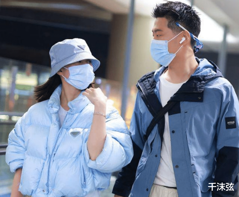 何超莲|怀孕？何超莲晒孕妇妊娠油！穿着宽松疑遮肚，窦骁坐稳豪门女婿