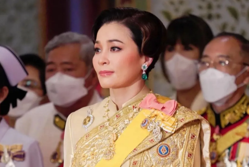 泰国王后又换新发型!头发留长10厘米,一头黑长直美过85后贵妃了