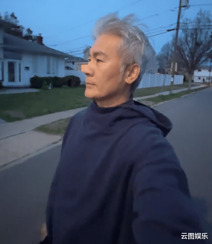 美国|60岁老戏骨移居美国,单身无娃养俩狗作伴,满头白发坦言生活枯燥