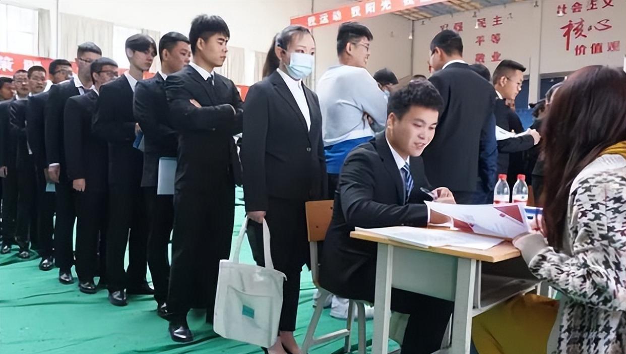 求职|铁路局将开始春招，五险一金待遇佳有编制，三类学生报考更有优势