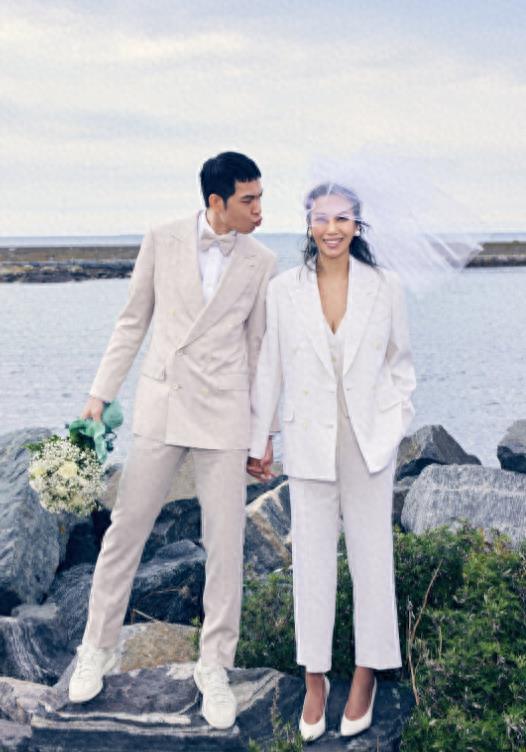 萧敬腾官宣与50岁经纪人结婚,婚纱照超唯美,女方已经明确拒生孩子