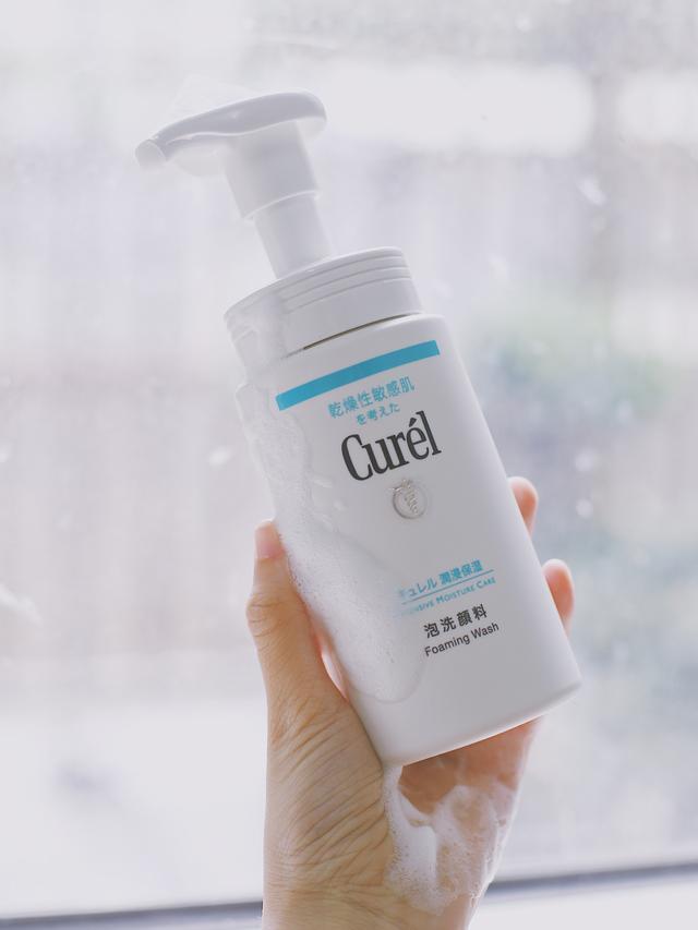 热门洗面奶推荐：深层补水控油去黑头，让你的肌肤摸起来嫩滑柔软