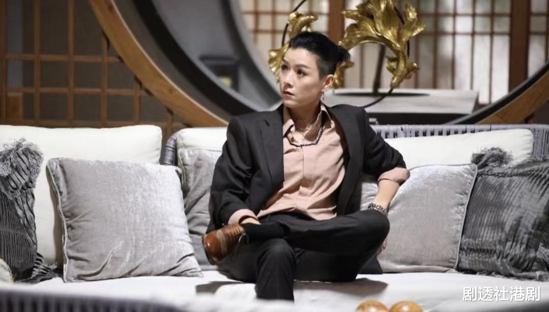 好拼!TVB人气女星时隔9年复出拍剧,分饰两角更因束胸喘不过气