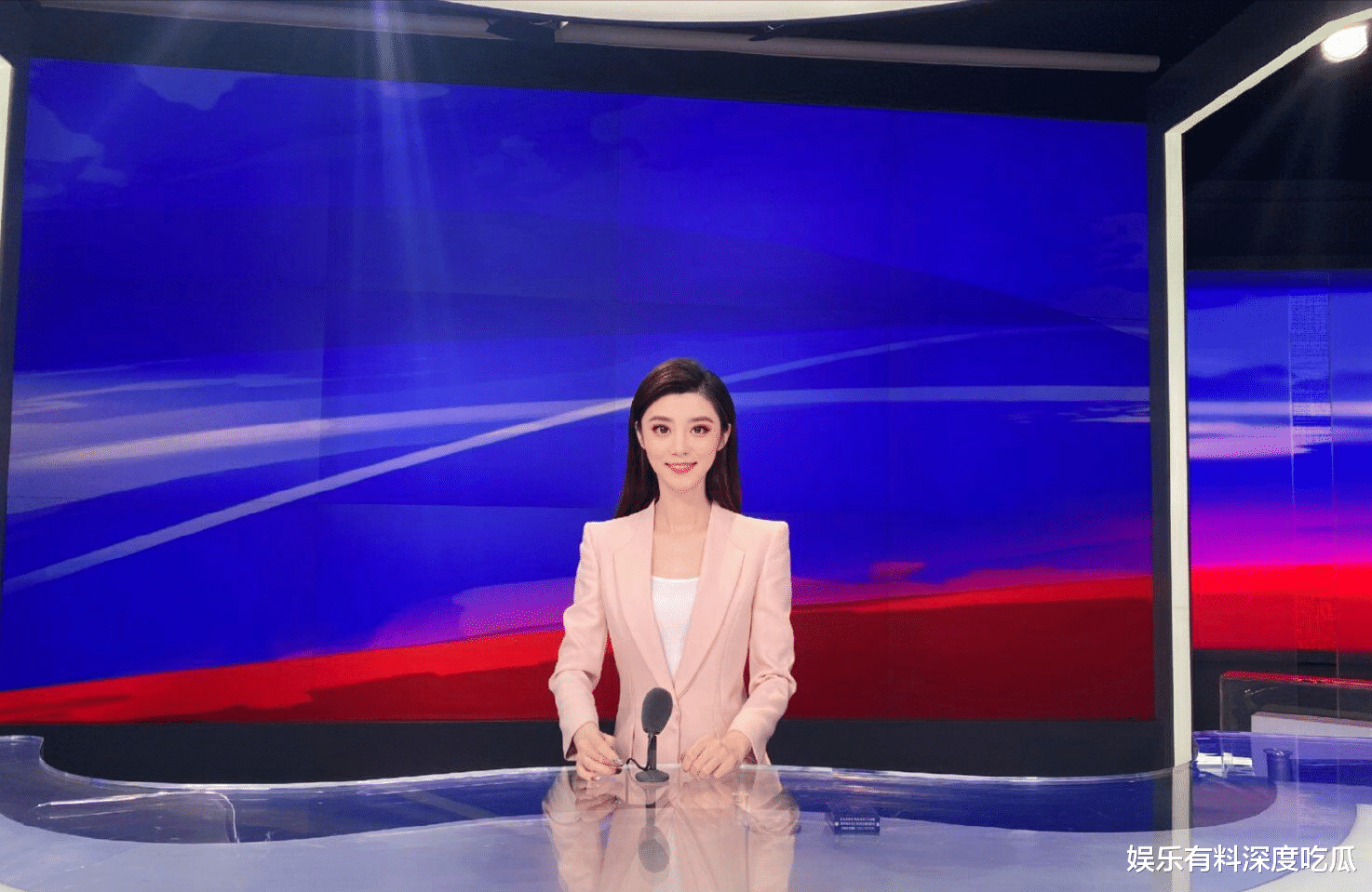 主持人|“王牌性感女郎”费费:她的故事远比你想象的更精彩