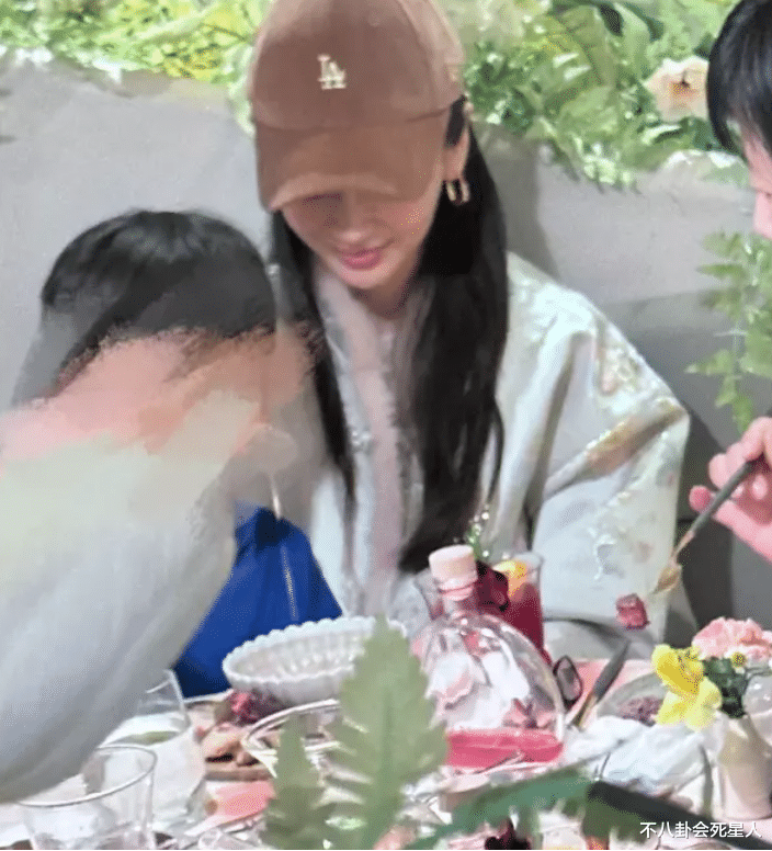 杨颖带儿子吃豪餐，事业停摆的她，被曝坐拥27亿身家不用愁