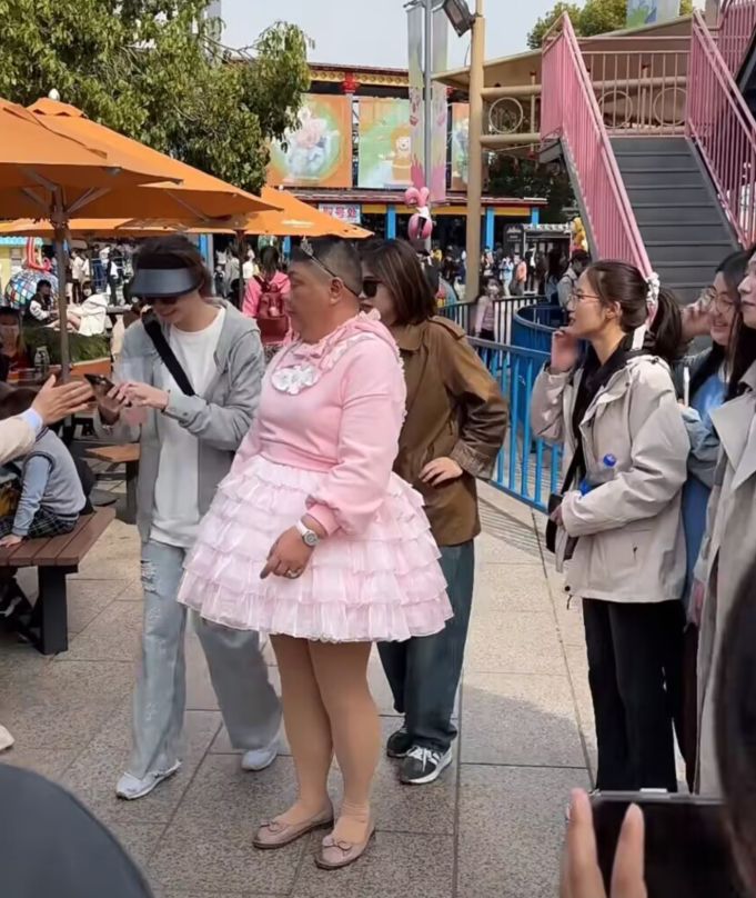 旋转木马|安福路小公主现身欢乐谷,多名粉丝围观人气高,坐旋转木马显违和