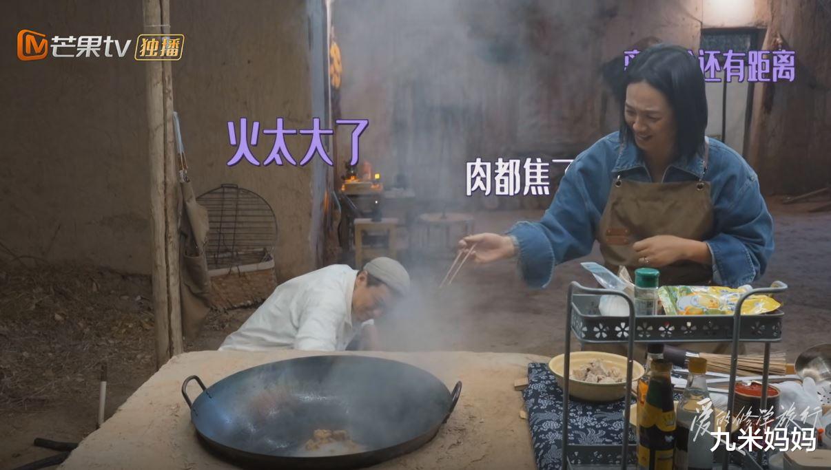 朱丹一个小动作，暴露她和周一围的真实关系，难怪她爱得“卑微”