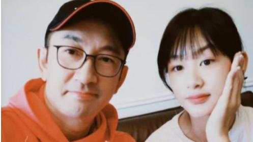 港星吴启华晒近照，14岁女儿背40W包身材傲人，读国际学校学费23W