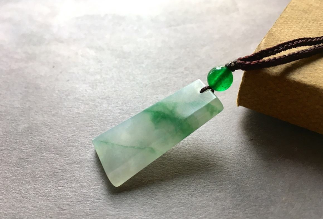 翡翠|集三大优势于一身,翡翠被誉为玉石之王,价格一路飙升!