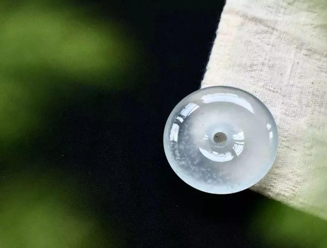 |棉对翡翠有何影响？有棉的翡翠你会挑吗？