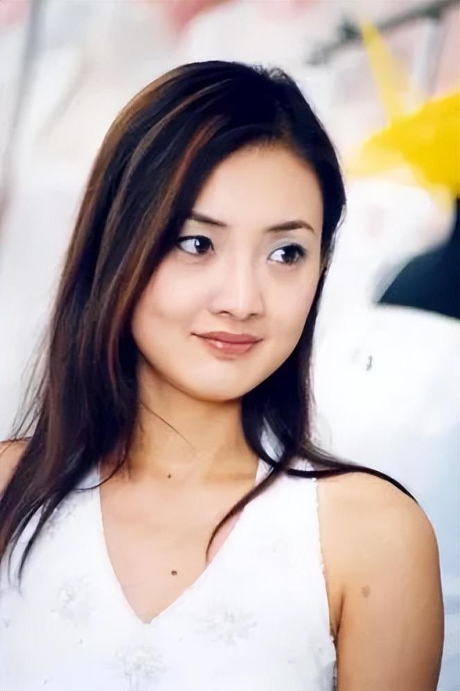 牛莉|牛莉：8次登春晚，24岁嫁给大7岁圈外男友生儿育女，50岁依旧很美