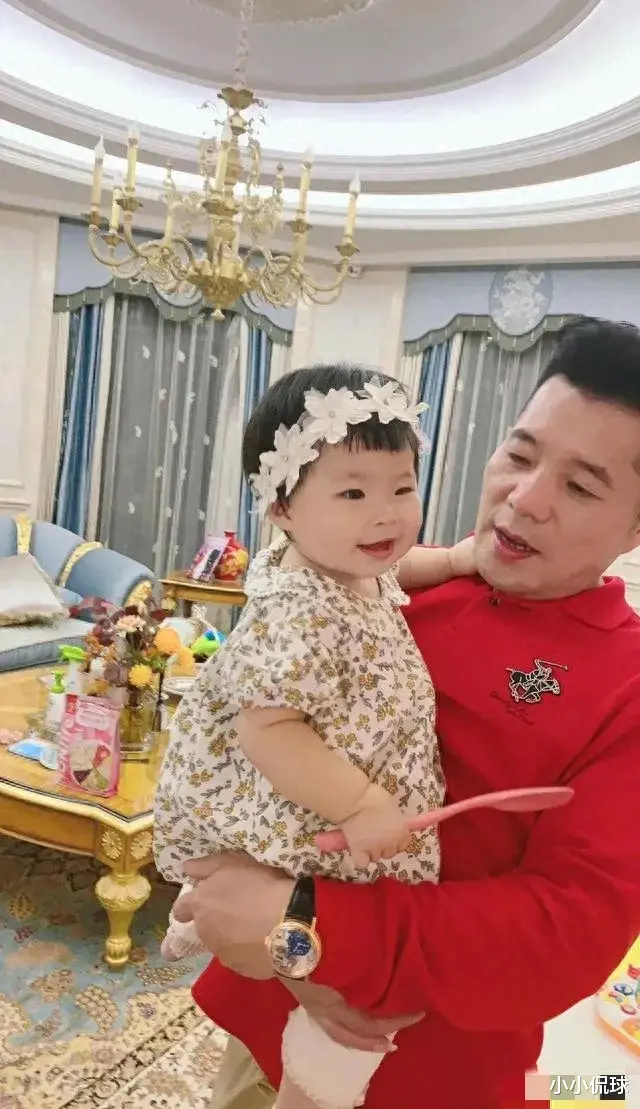 意尔康二公子订婚现场:新娘小肚隆起像怀孕,婆婆风头盖过新娘子!