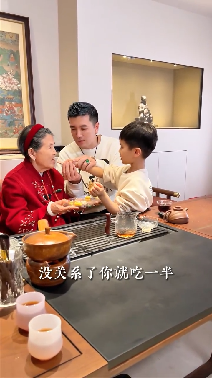 安迪|黄圣依杨子再秀家人合影,次子乖巧出镜,未见变化大的长子安迪