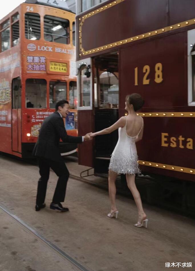 吴千语施伯雄跨年当街拥吻，44岁林峰被偶遇，穿搭老气遭嫌弃！