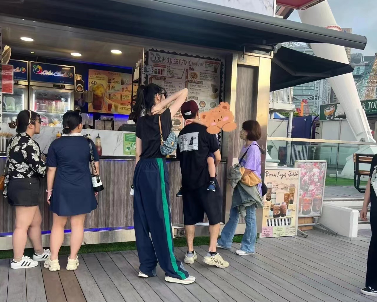 奚梦瑶|奚梦瑶回香港婆家带娃,独自外出买菜背旧包,老公何猷君黑瘦黑瘦