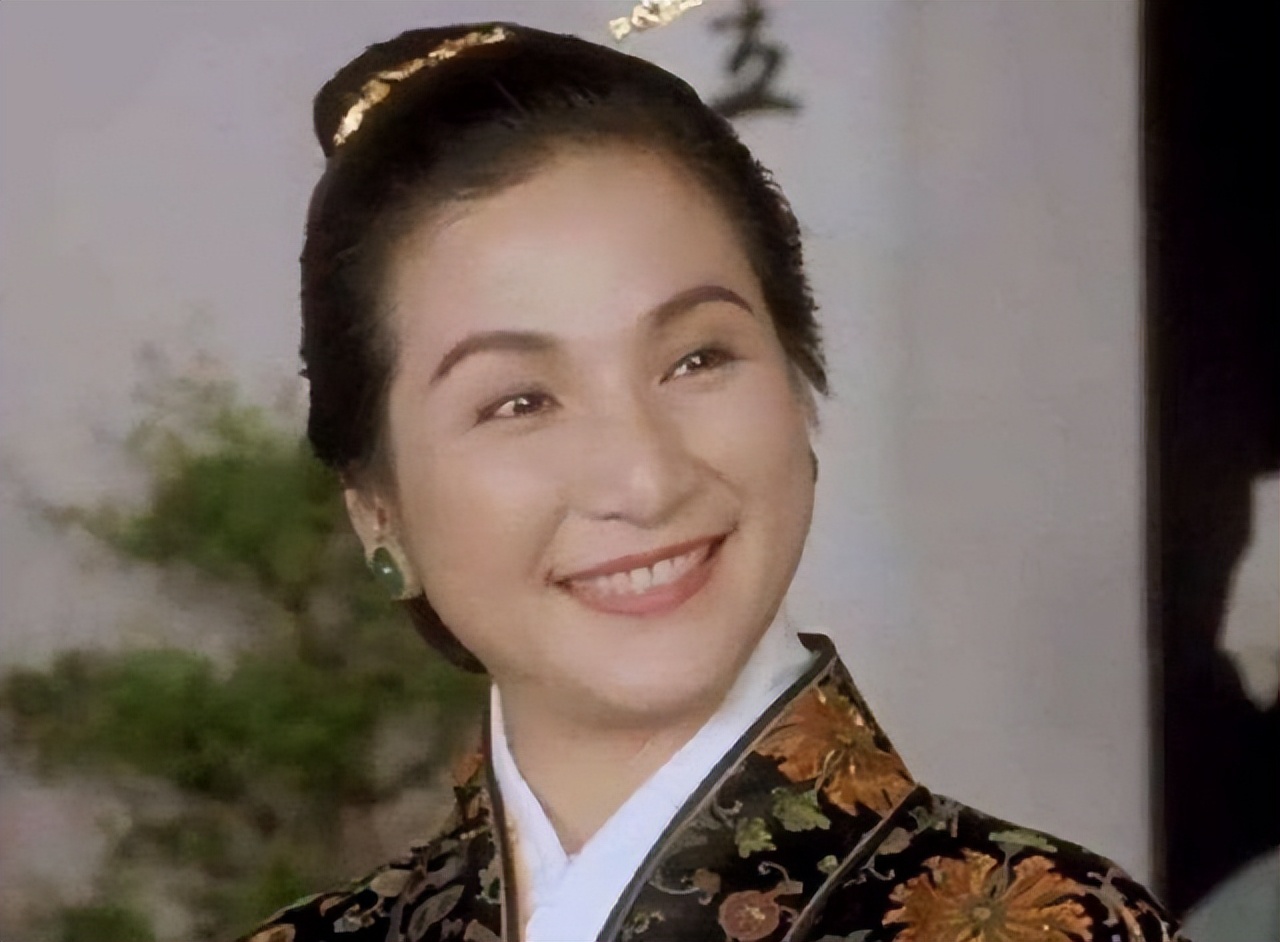 郑佩佩谈周星驰:很多人劝我不要接他的戏,可我得先活下去 - 娱乐资讯