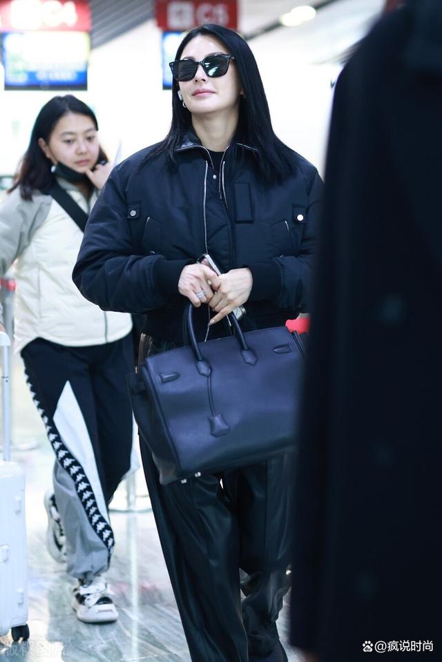 大骨架身材也挺美，张雨绮飞行夹克配皮裤，女霸总既视感！