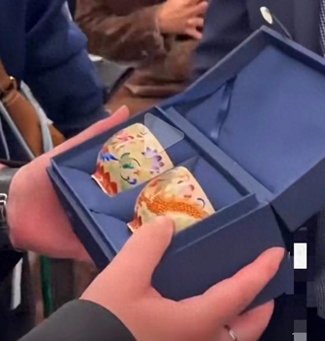 巴黎时装周：杨紫摆脱了四普败北的定局，但看秀还得是85花