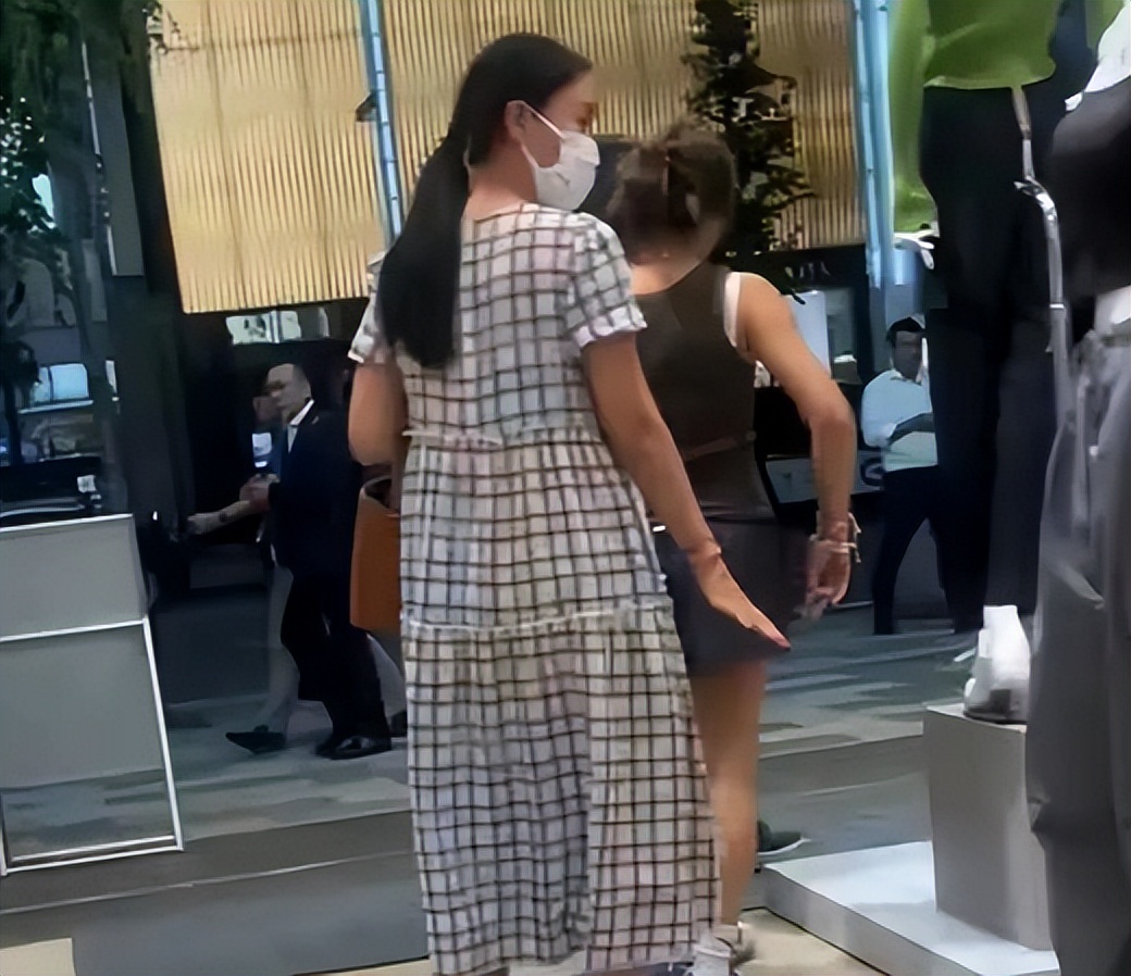 认怂？那英回应《罗刹海市》，想屏蔽近300W骂声，陪女日本躲清静