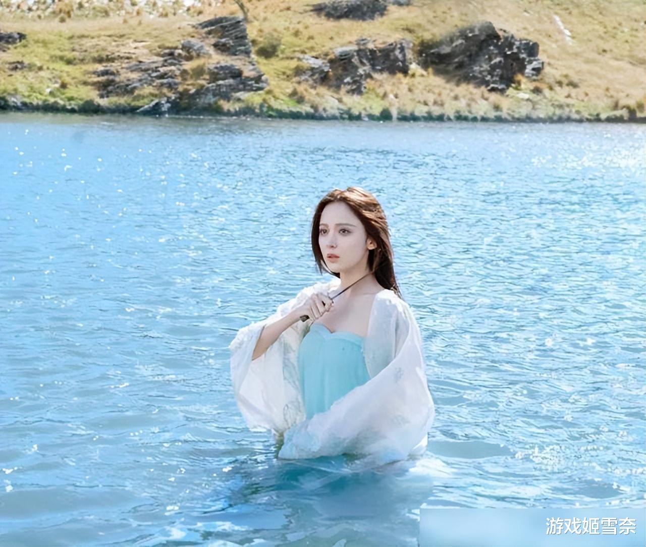 古力娜扎|梅开三度!古力娜扎一身红衣cos攻城掠地貂蝉,这就是董卓的快乐?