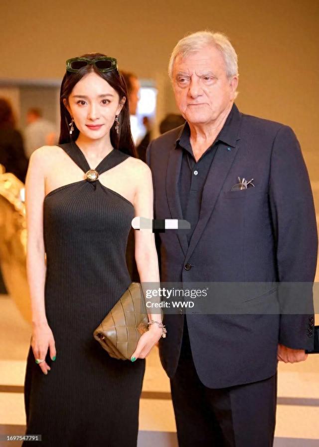 巴黎时装周：杨紫摆脱了四普败北的定局，但看秀还得是85花