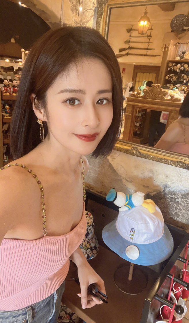 陈妍希颖儿带娃同游迪士尼,小星星睫毛又长又密,小月亮很像付辛博