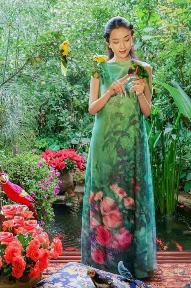 杨丽萍|64岁杨丽萍在云南款待刘畊宏,穿白裙水蛇腰瞩目,点头握手太谦逊