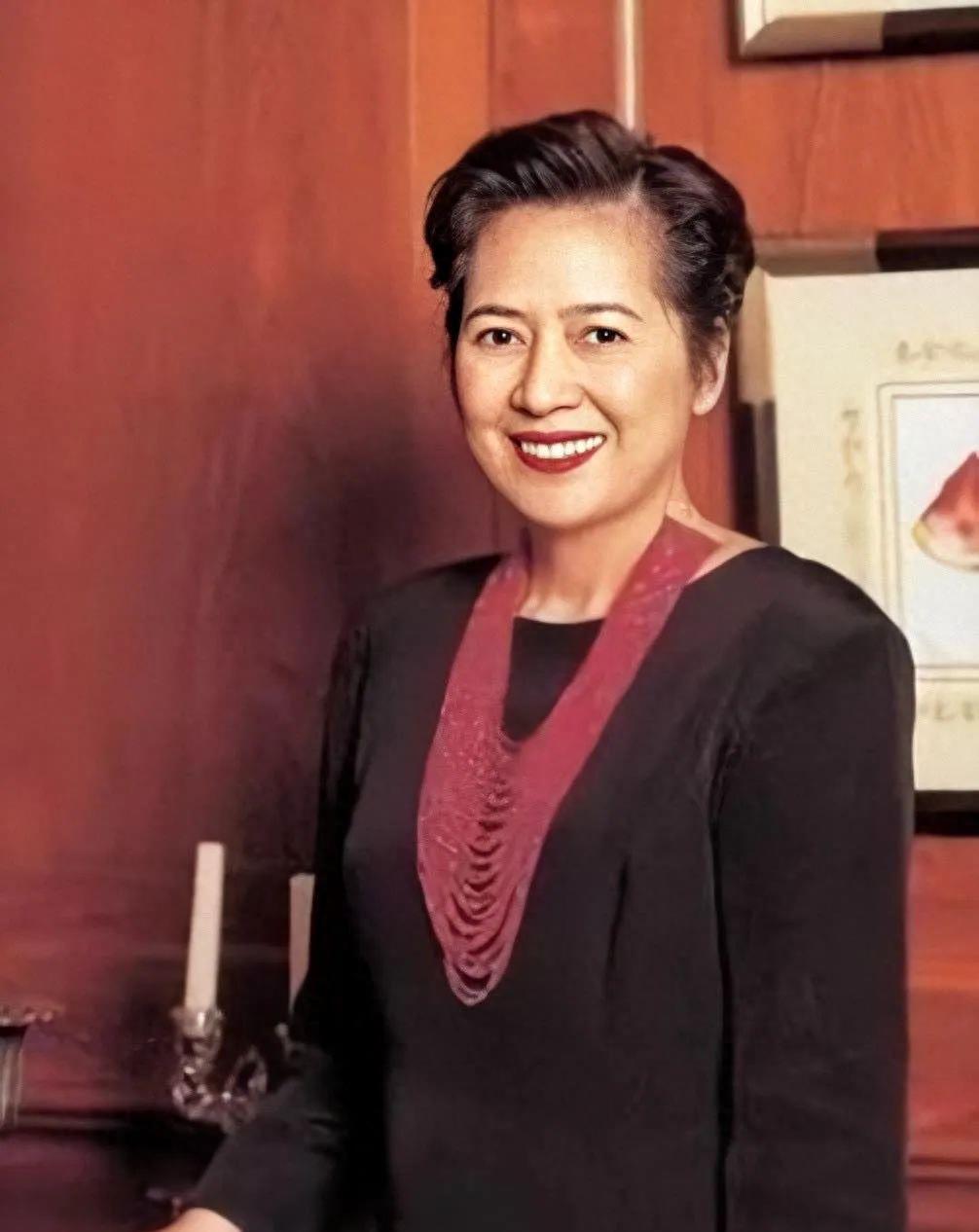 刘銮雄太太甘比在深夜发文，疑似诅咒李嘉欣和吕丽君！