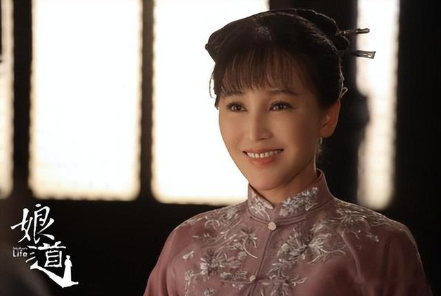 19岁与导演私奔裸婚,在地下室连生3胎,如今丈夫用7部剧将她捧红