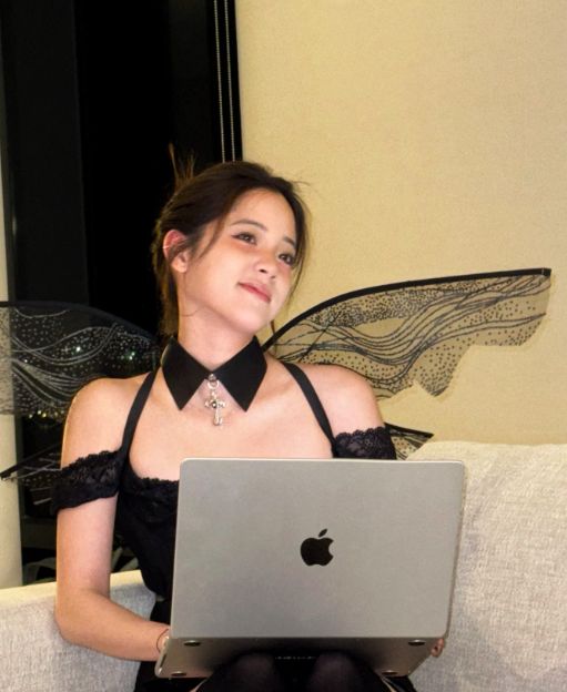 欧阳娜娜万圣节穿蕾丝短裙表情幼态无辜,被质疑搞纯欲风自我物化