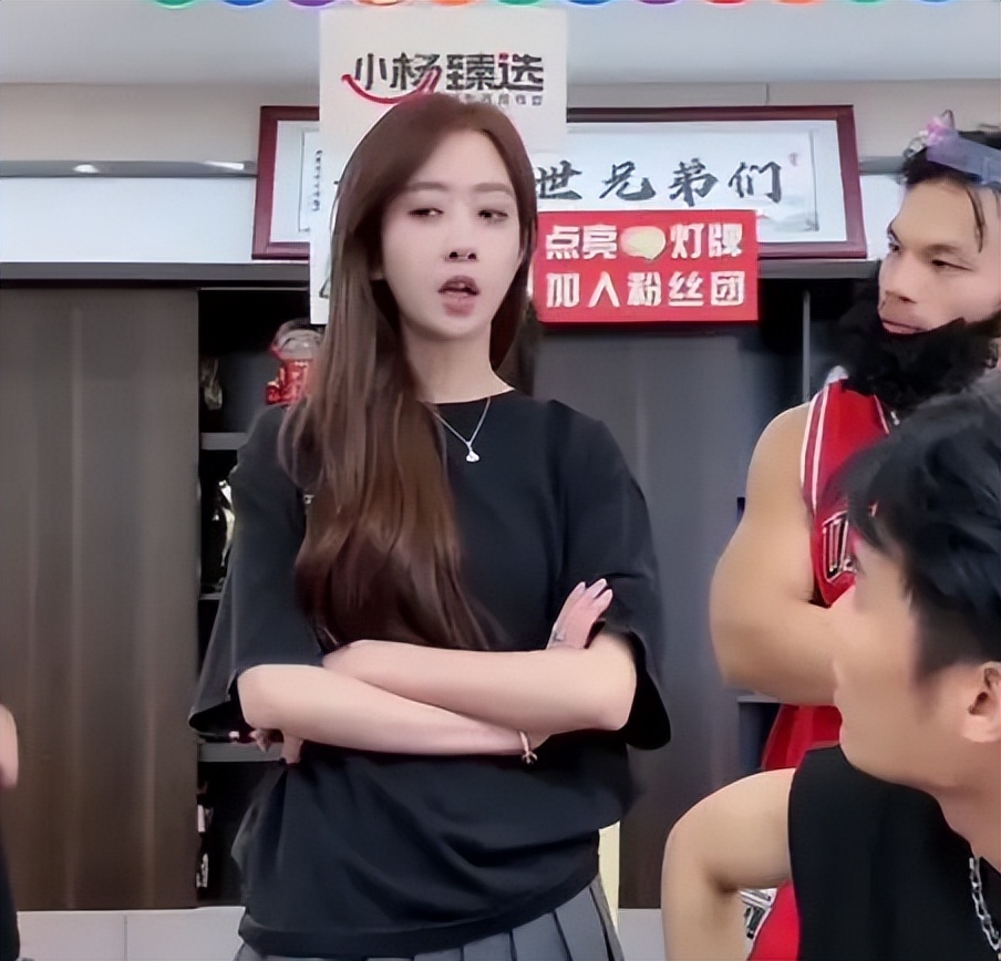 小杨哥要签约大网红卓仕琳,初次见面送四个LV,颜值碾压爱徒乔妹