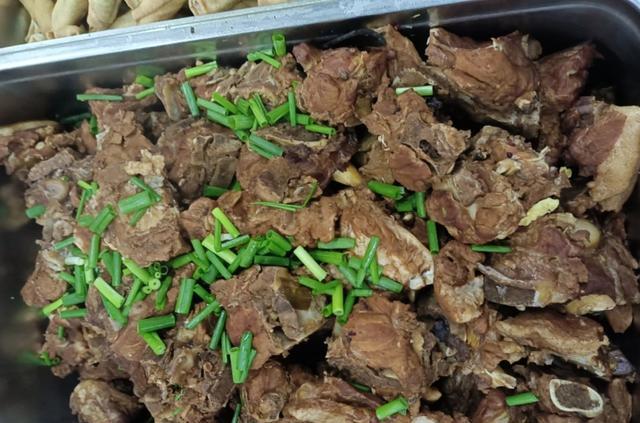 红枣|河北一男子晒银行15元午餐,网友笑了:每月没有5k建议换一份工作