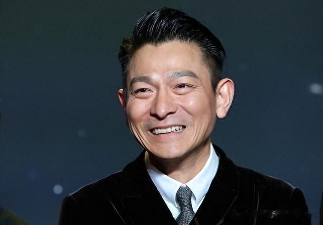 科技脸和自然脸区别多大?看完这4位老牌男神的近照,你就知道了