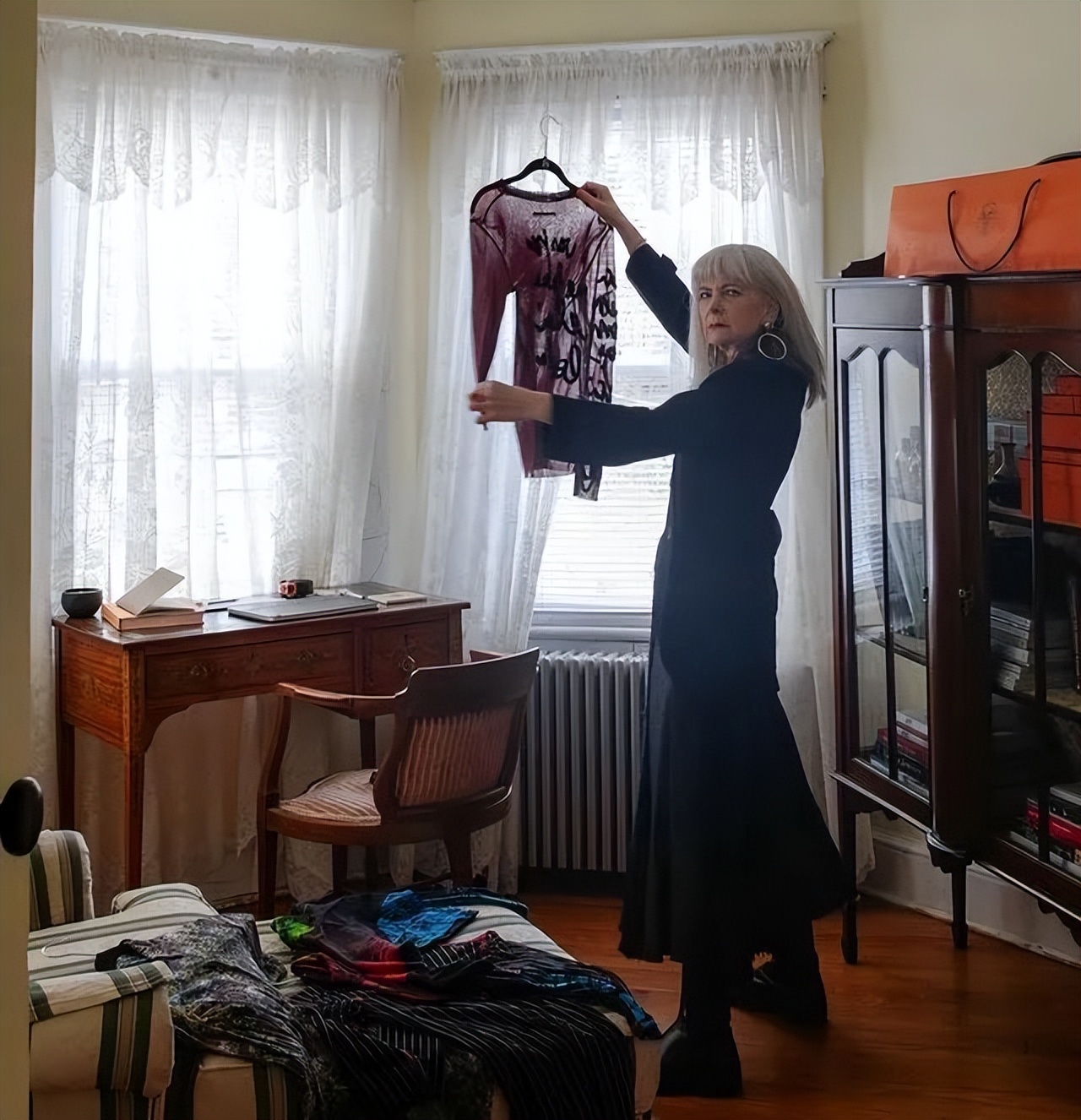 发型 被67岁白发奶奶惊艳:自然“中长发”,优雅时髦,美成奶奶辈榜样