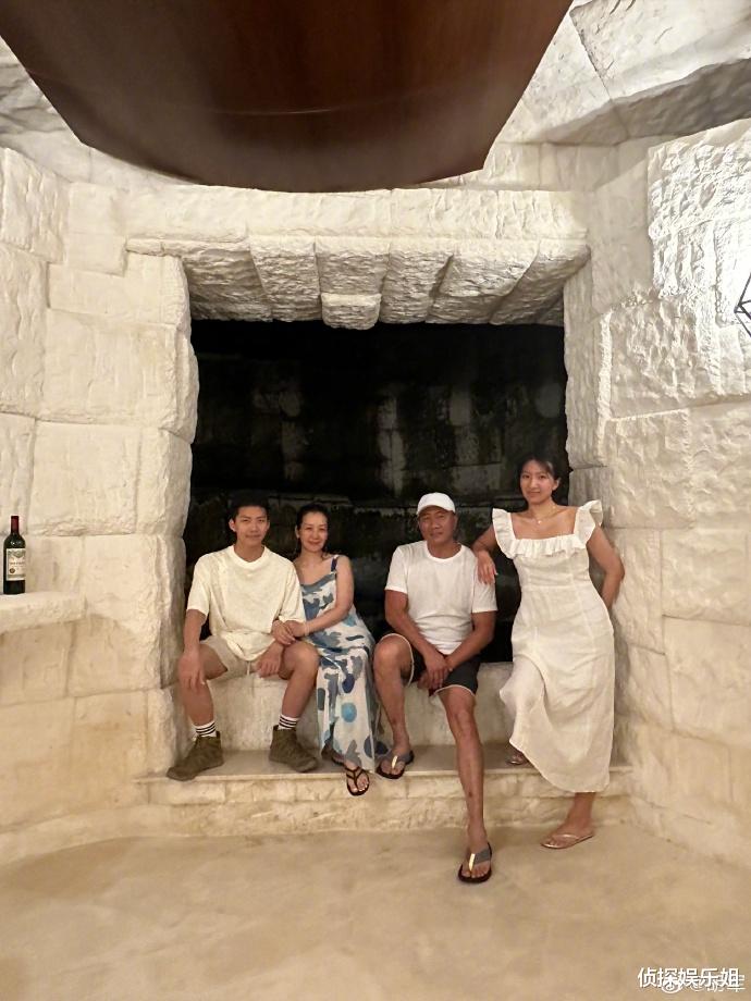 胡军晒全家福庆七夕，九儿康康遗传爸爸高个子，同款高颜值抢镜